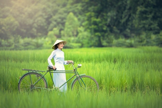 bicycle-woman-green-golf-club-hats