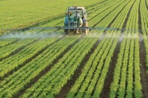 photo-farming-tractor-spread-fertilizer-pesticide