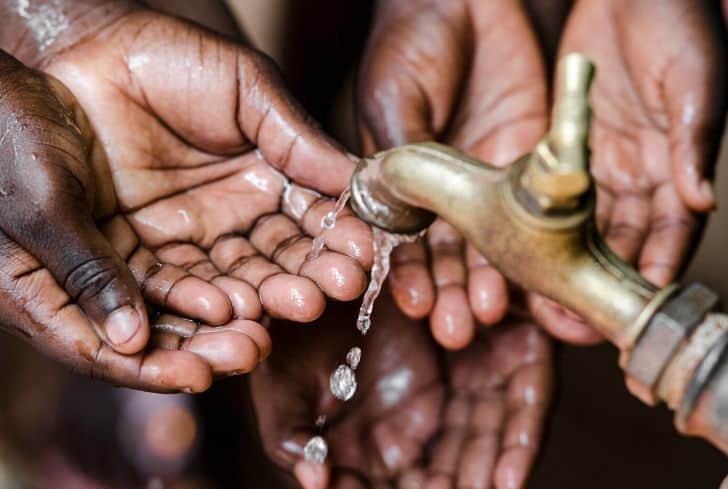 water-scarcity-children-washing-hands