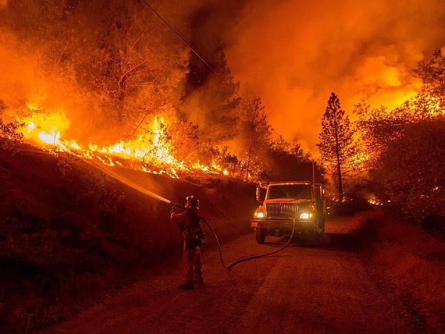 wildfire-firemen-fire-flames-hot