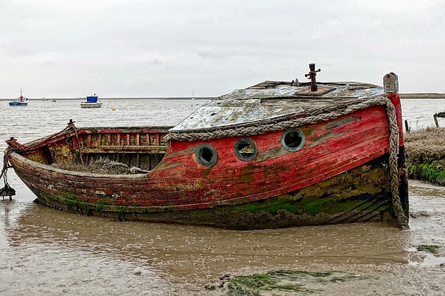 beached-boat-fishing-wreck-red