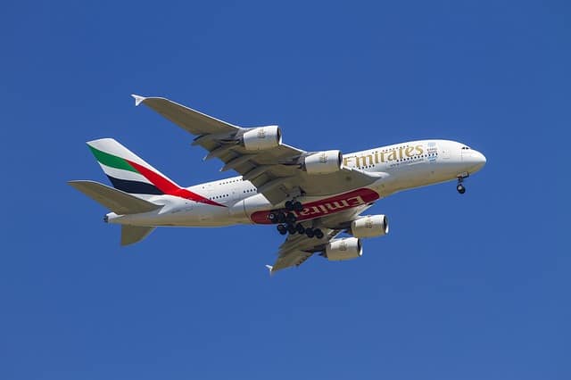 aircraft-landing-emirates-fly