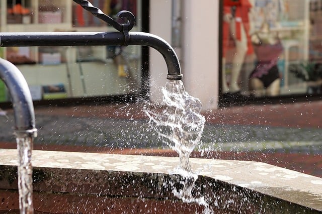 water-fountain-frisch-flow-wind