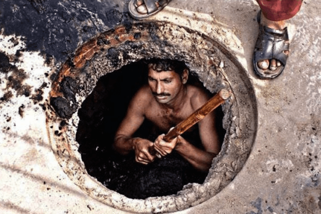 manual-scavenging-worker