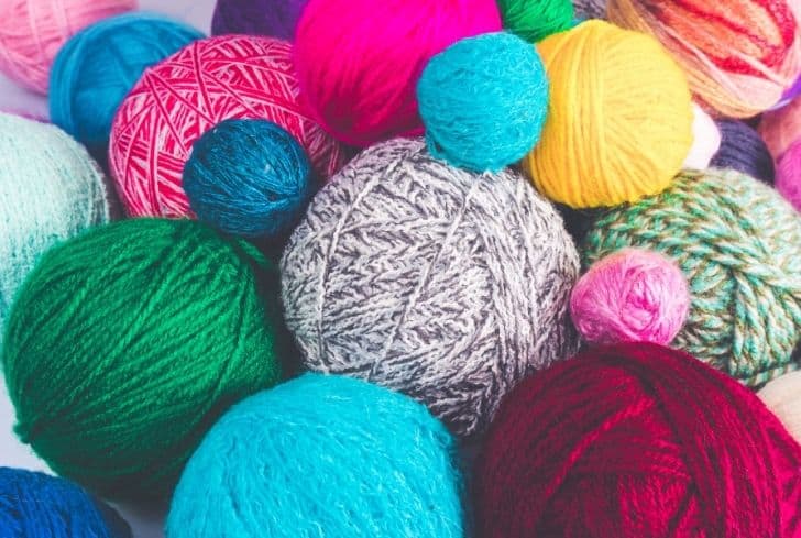 colored-balls-of-yarn